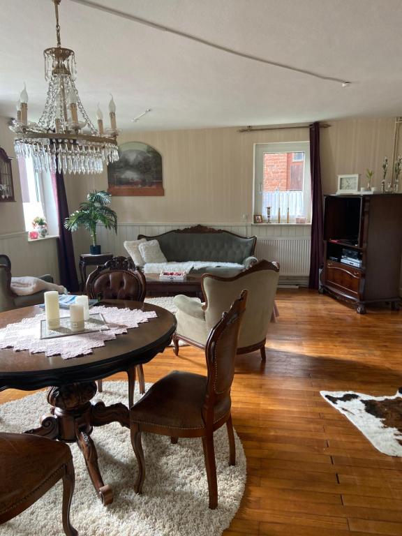 Zeitreise- Haus mit 5 Schlafzimmern room 1